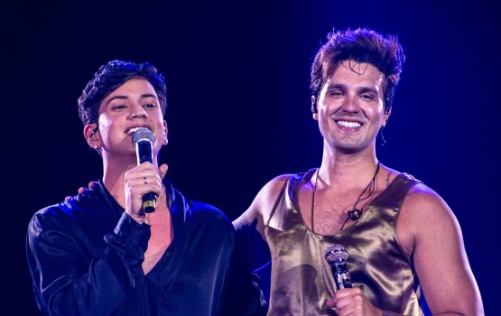 [LUAN SANTANA apresenta nova versão de sua ‘DONA’, agora em parceria com LÉO FOGUETE, sensação do forró romântico]
